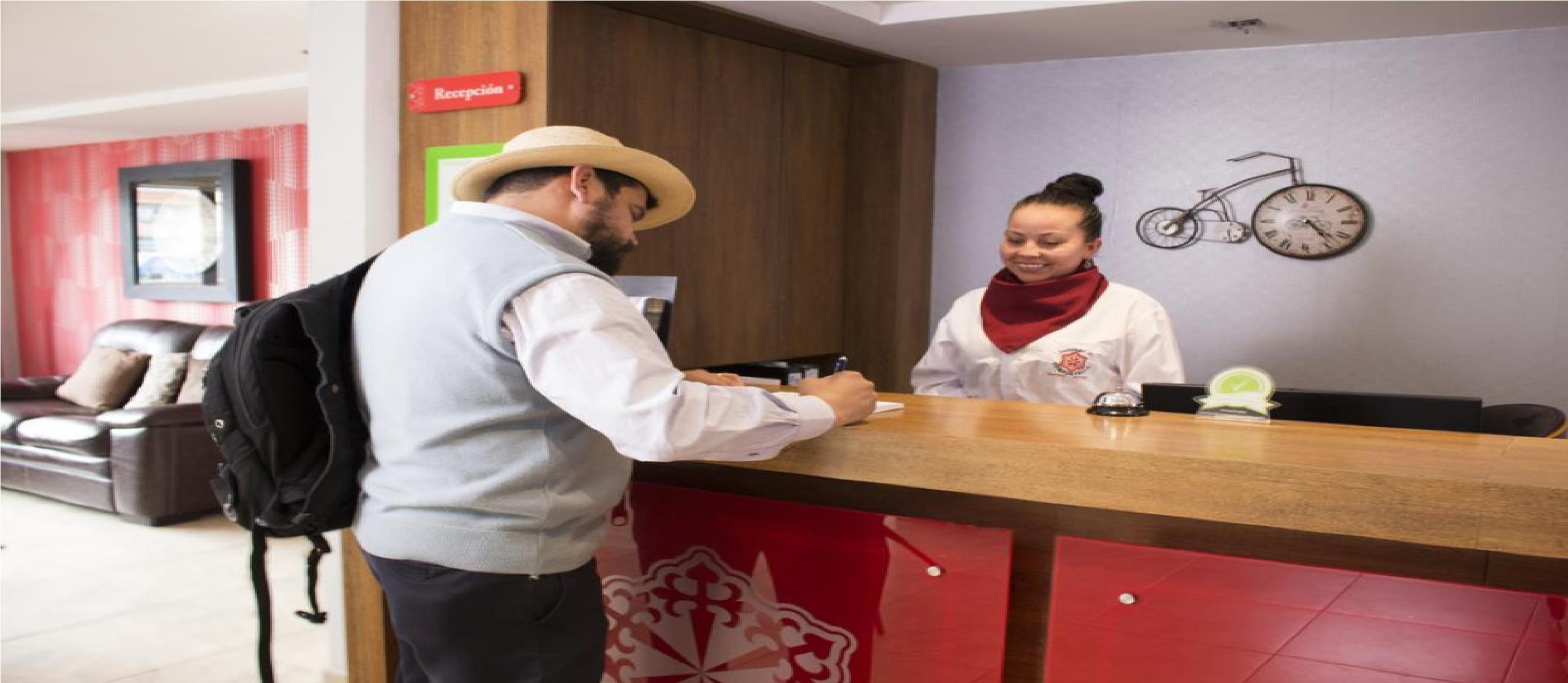圣地亚哥德孔波斯特拉套房酒店 昆卡 外观 照片